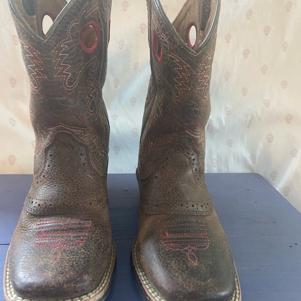 Arias Roughstock western boot with red stitching.